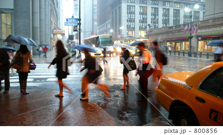 嵐の通勤ラッシュ 800856