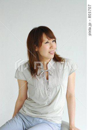 外を見つめる女性 外を見つめる女性 803707