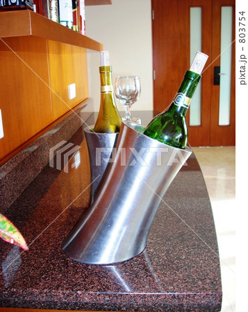 ワインボトル 803754