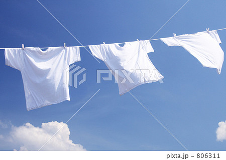 青空に干した白い洗濯物　Tシャツ 806311