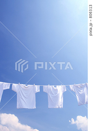 青空に干した白い洗濯物　Tシャツ 806313