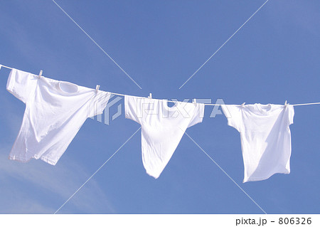 青空に干した白い洗濯物　Tシャツ 806326