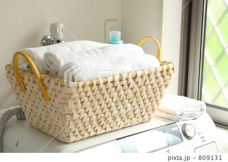 洗濯機と洗濯物　室内干し 809131