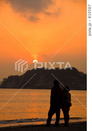 寄り添う二人 810567