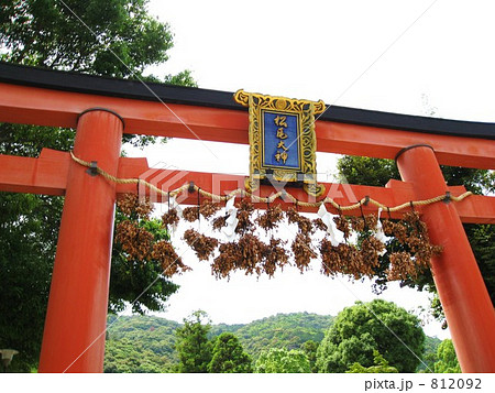 松尾大社の榊の吊るされた鳥居 812092