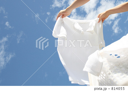 晴天に洗濯物を干す女性の手 814055