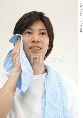 汗をふく男性 814297