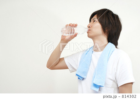 水を飲む男性 814302
