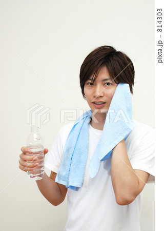 汗をふく男性 814303