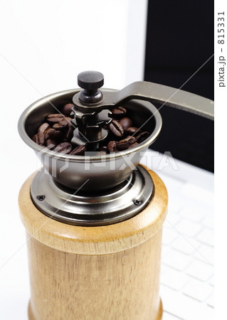 手挽きグラインダーとMacBook 815331