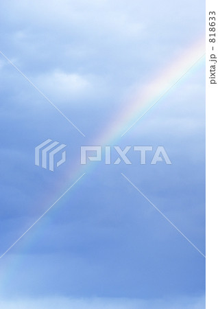 818633