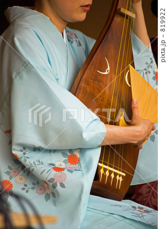 琵琶を奏でる 819922