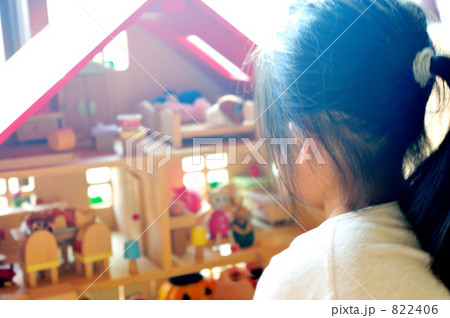 ドールハウスで遊ぶ子供 822406