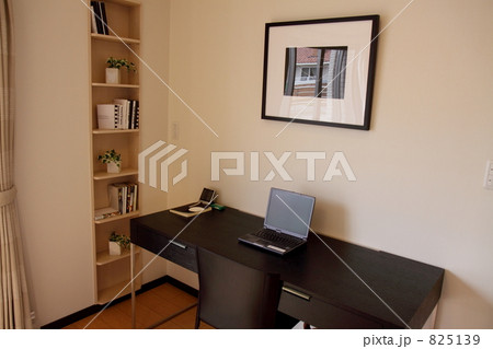 ノートパソコンのある書斎 ノートパソコンのある書斎 825139