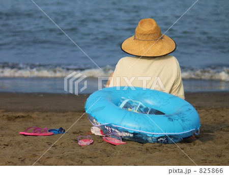 夏の海を見つめる男性 825866