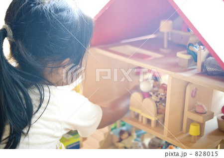 ドールハウスで遊ぶ子供 828015