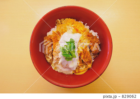真上から見たかつ丼 829062