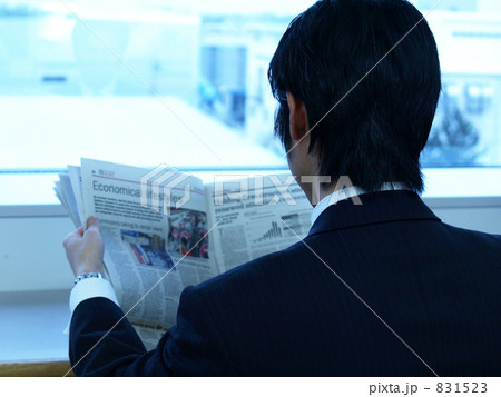 新聞を読むビジネスマン 831523