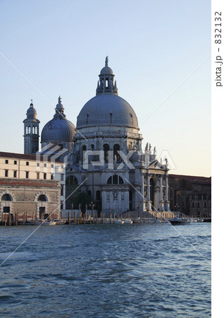 サンタ・マリア・デラ・サルーテ教会とグラン・カナル 832132