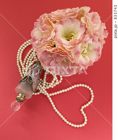 蝶の香水ビンとトルコキキョウ 833743