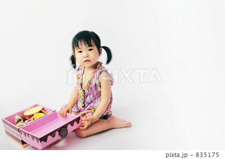 2歳の少女のままごと遊び　白背景 835175