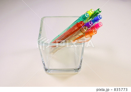 カラフルなボールペンとペン立て 835773