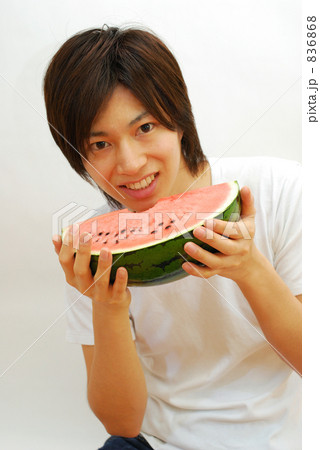スイカを食べる男性 スイカを食べる男性 836868