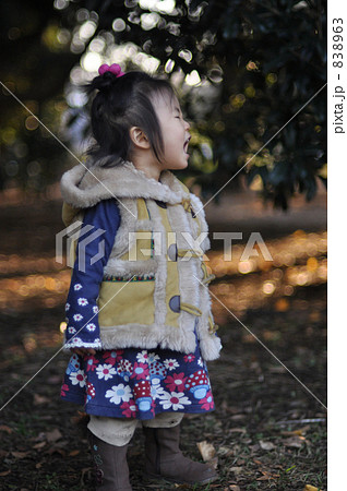 泣いている女の子 冬服の写真素材 838963 Pixta