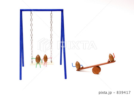 遊ぶドングリ人形 839417