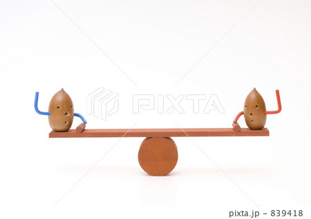 シーソーに乗るドングリ人形 839418