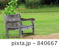 公園の朽ちたベンチ 840667