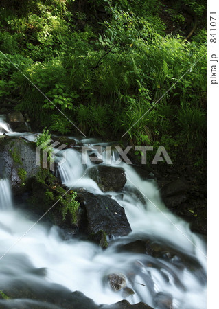 涼しげな滝 841071