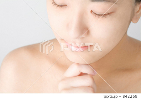 考えるポーズの女性の顔 842269