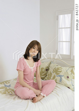 寝起きの女性 寝起きの女性 842727
