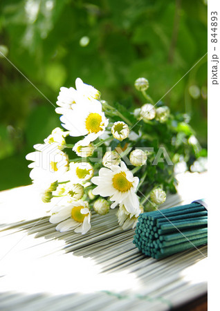 白い小菊とお線香 844893