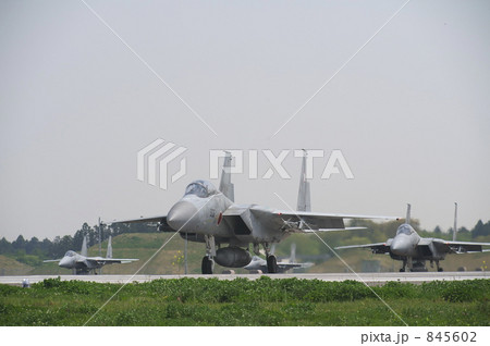 離陸に向かうF１５の編隊 845602