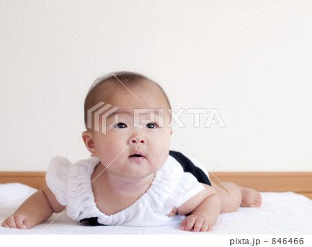 腹ばいの赤ちゃんの写真素材