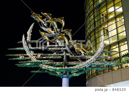 北千住駅西口－イルカの彫刻の写真素材 [848320] - PIXTA