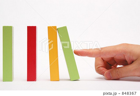 リスクイメージ（ドミノを倒す指） 848367