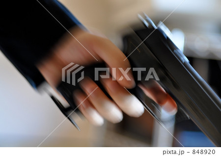 銃を構える人物の手 銃を構える人物の手 848920