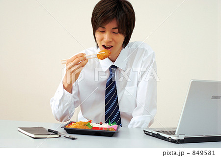 弁当を食べる男性 849581