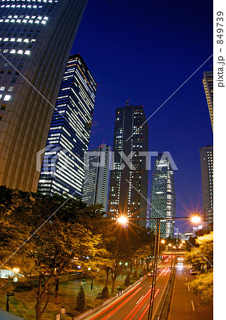 西新宿高層ビル夜景 縦 の写真素材
