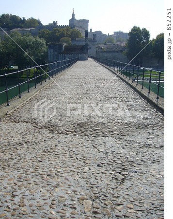 アヴィニョンの橋の上で 852251