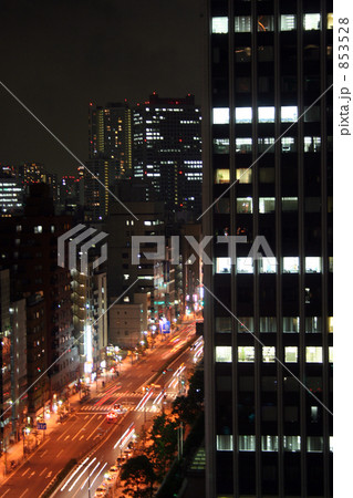 残業のオフィスビルと桜田通り 853528