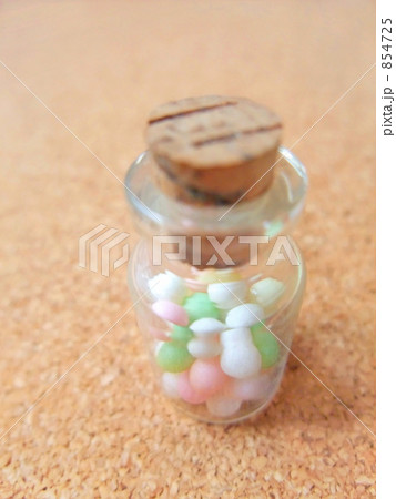 小瓶に入ったキャンディ 854725