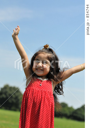 バンザイをするハーフの女の子 854744