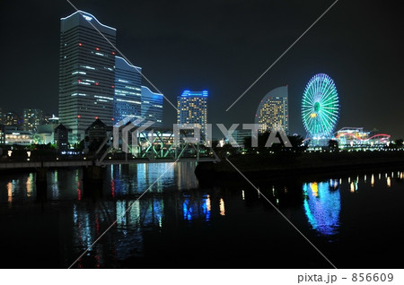 横浜市　汽車道からみなとみらいの夜景 856609