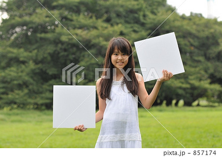２枚のパネルを持つ女の子 857174
