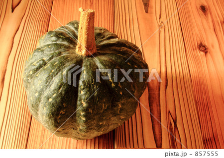 杉板の上のカボチャ 857555