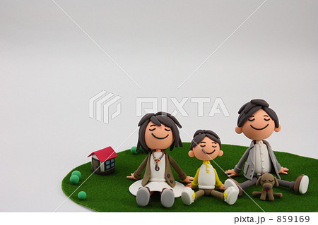 丸い芝生　仲良し家族 859169